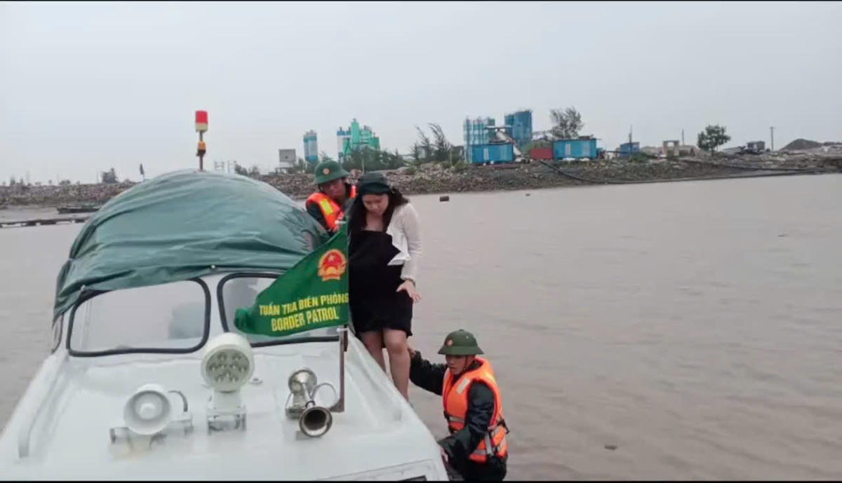 Đồn biên phòng Cát Hải hỗ trợ sản phụ bị vỡ ối di chuyển từ Bến Cái Viềng đến Bệnh viện Đôn Lương.