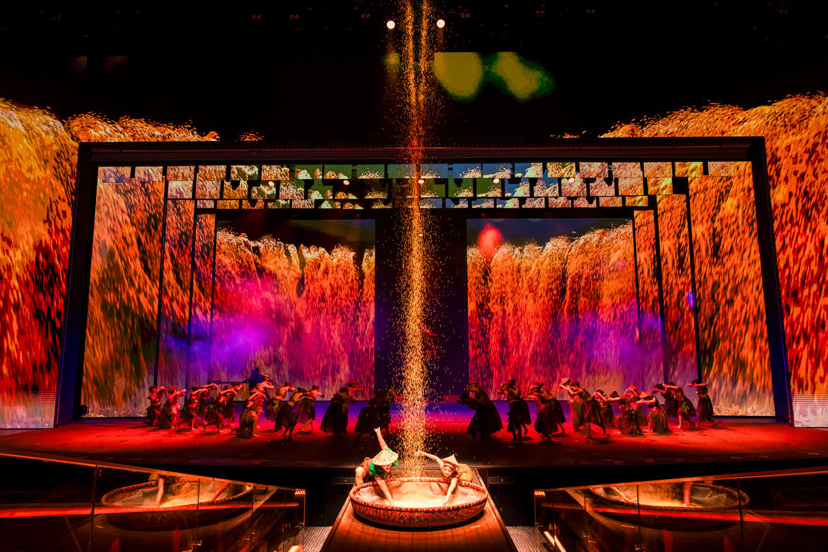Chương trình được thiết kế theo mô hình Immersive Theatre (sân khấu nhập vai), kết hợp đồng thời 12 công nghệ và hiệu ứng trình diễn, tạo nên trải nghiệm thị giác đa tầng cho khán giả.
