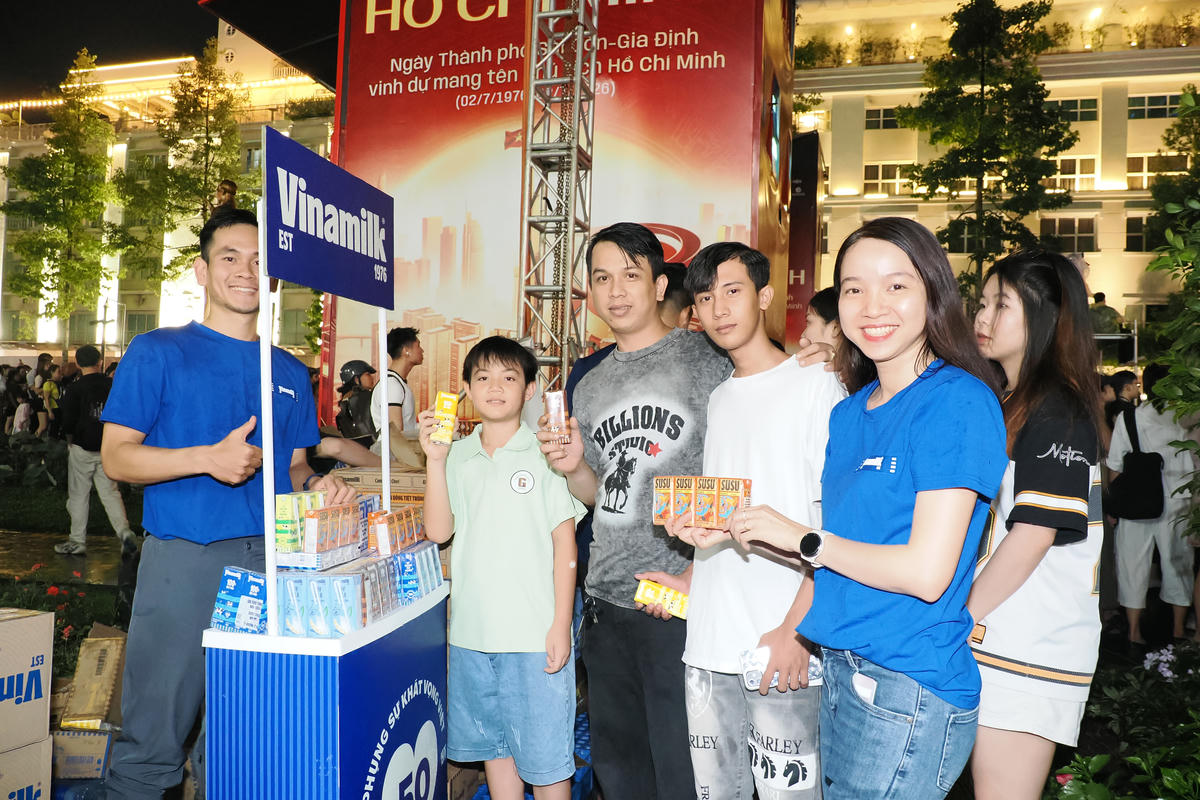 Không chỉ mang đến nguồn sữa tươi sạch, an toàn và tinh khiết, sữa tươi Vinamilk 100% còn không ngừng mở rộng danh mục hương vị sản phẩm, hướng đến chiều lòng mọi gu thưởng thức của các thành viên trong gia đình. Danh mục đa vị này vừa giúp Vinamilk 100% chinh phục hạng mục Sản phẩm sữa có hương vị xuất sắc nhất tại Giải thưởng Đổi mới ngành sữa toàn cầu 2026 (tại Tây Ban Nha).