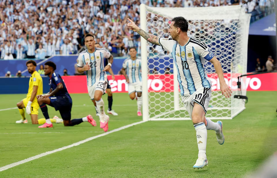 Lionel Messi ăn mừng bàn thắng đầu tiên. Nguồn: Reuters.