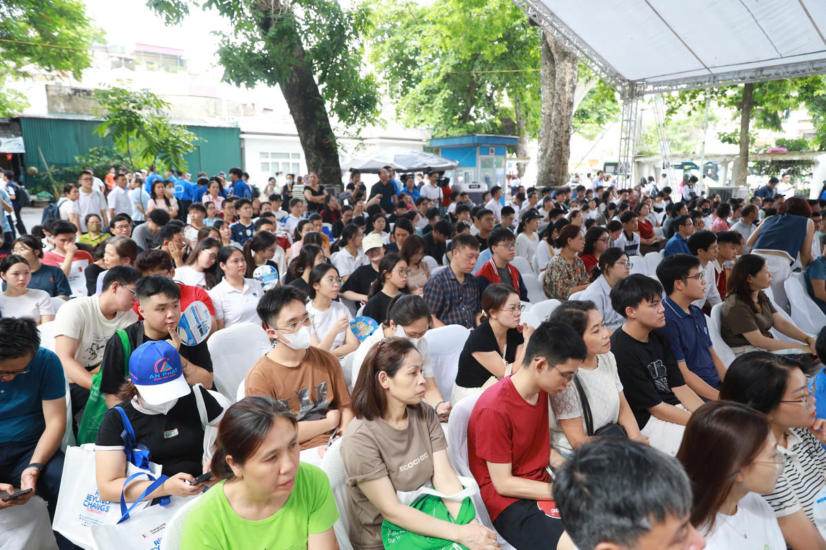 Ngày hội Lựa chọn nguyện vọng xét tuyển đại học, cao đẳng 2026 thu hút sự quan tâm của đông đảo học sinh, phụ huynh.