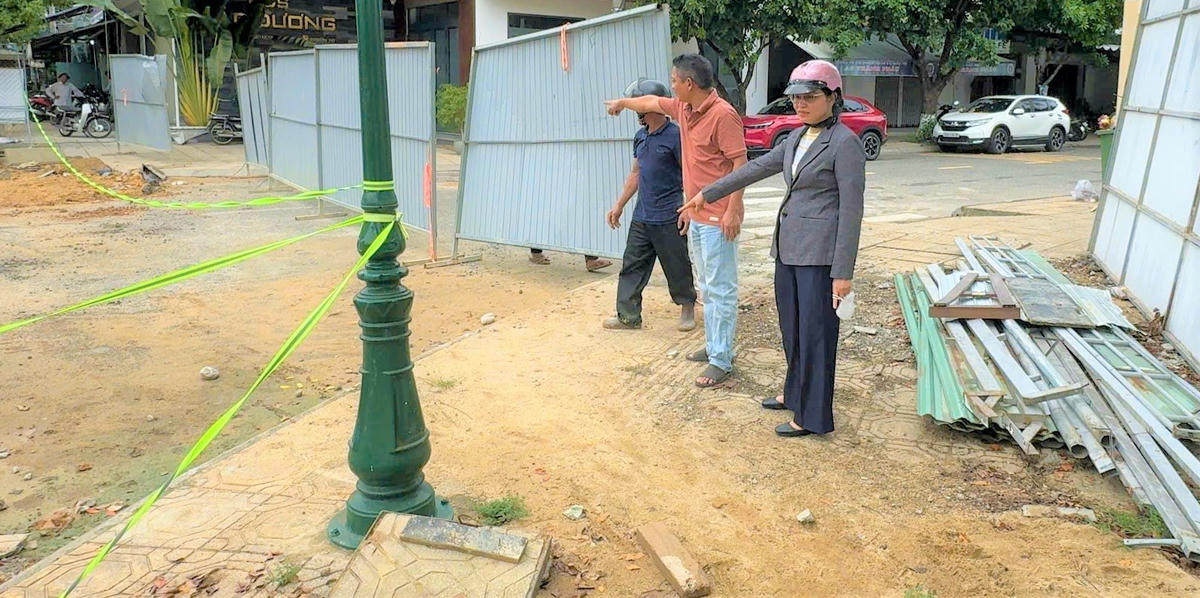 Bà Phan Thị Hà, Phó Giám đốc BQLDA (bên phải) chỉ đạo tại hiện trường dự án. Ảnh: NT.