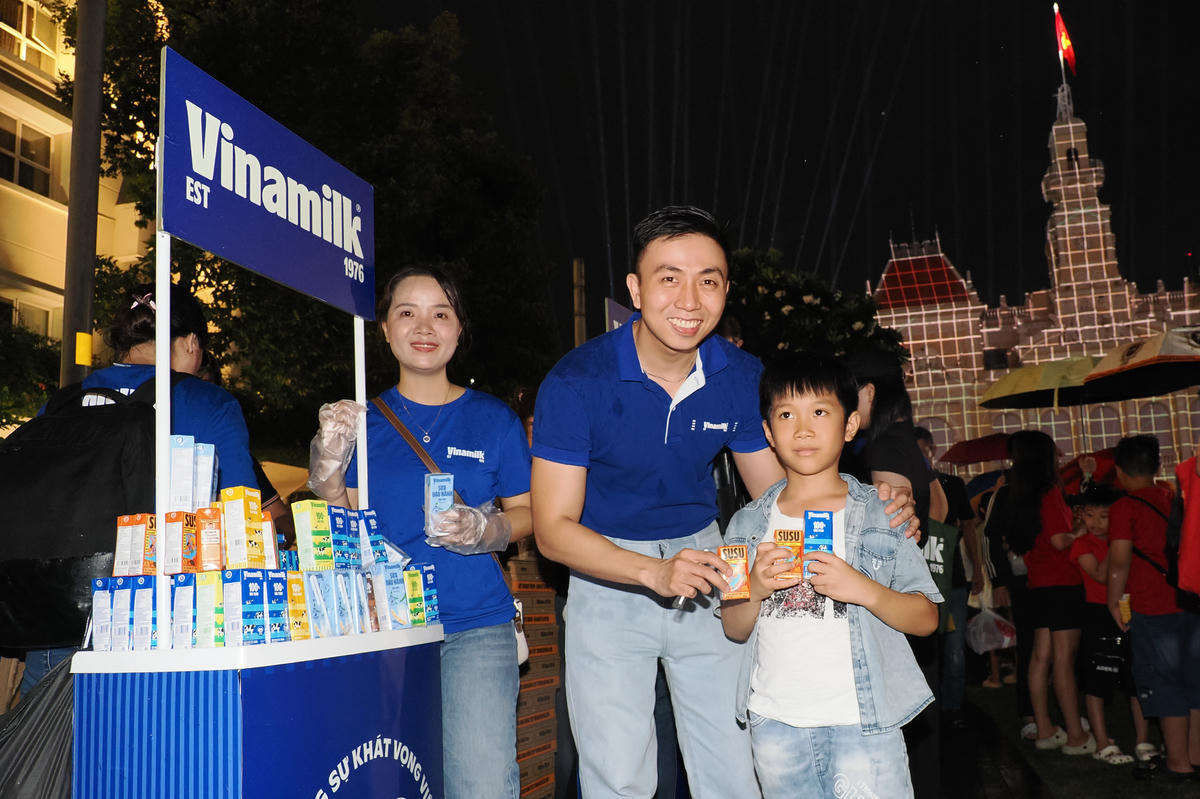 Giữa dòng người háo hức ấy, những trạm. nhỏ của Vinamilk cũng góp mặt, mang theo hàng chục nghìn sản phẩm sữa tươi, sữa chua uống, sữa thực vật, nước suối… để hòa chung niềm vui của người dân thành phố.