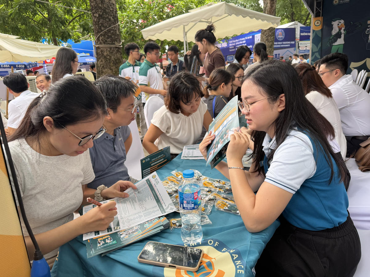 Thí sinh tìm hiểu thông tin tuyển sinh của trường đại học.