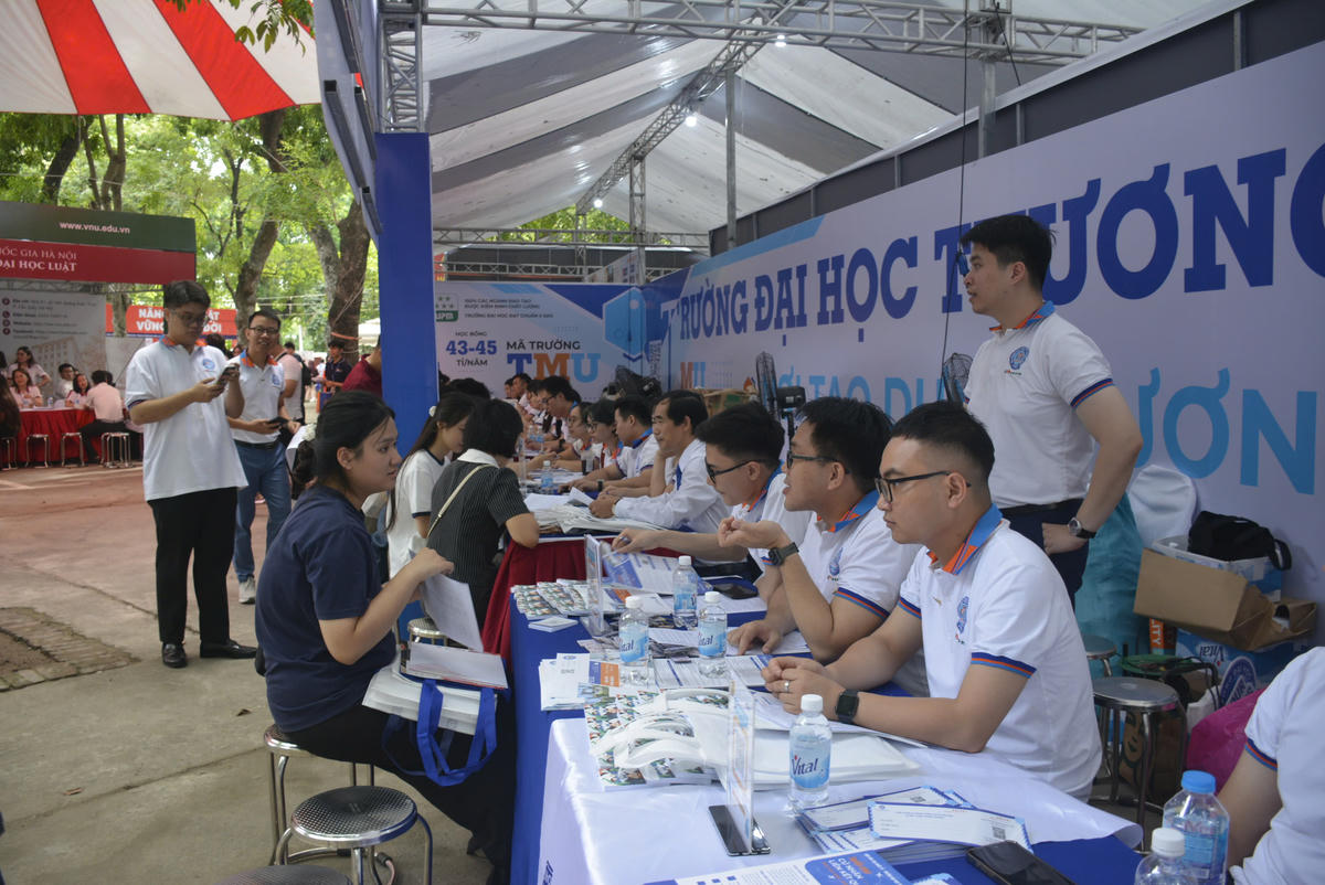 Thí sinh tìm hiểu thông tin của trường đại học.