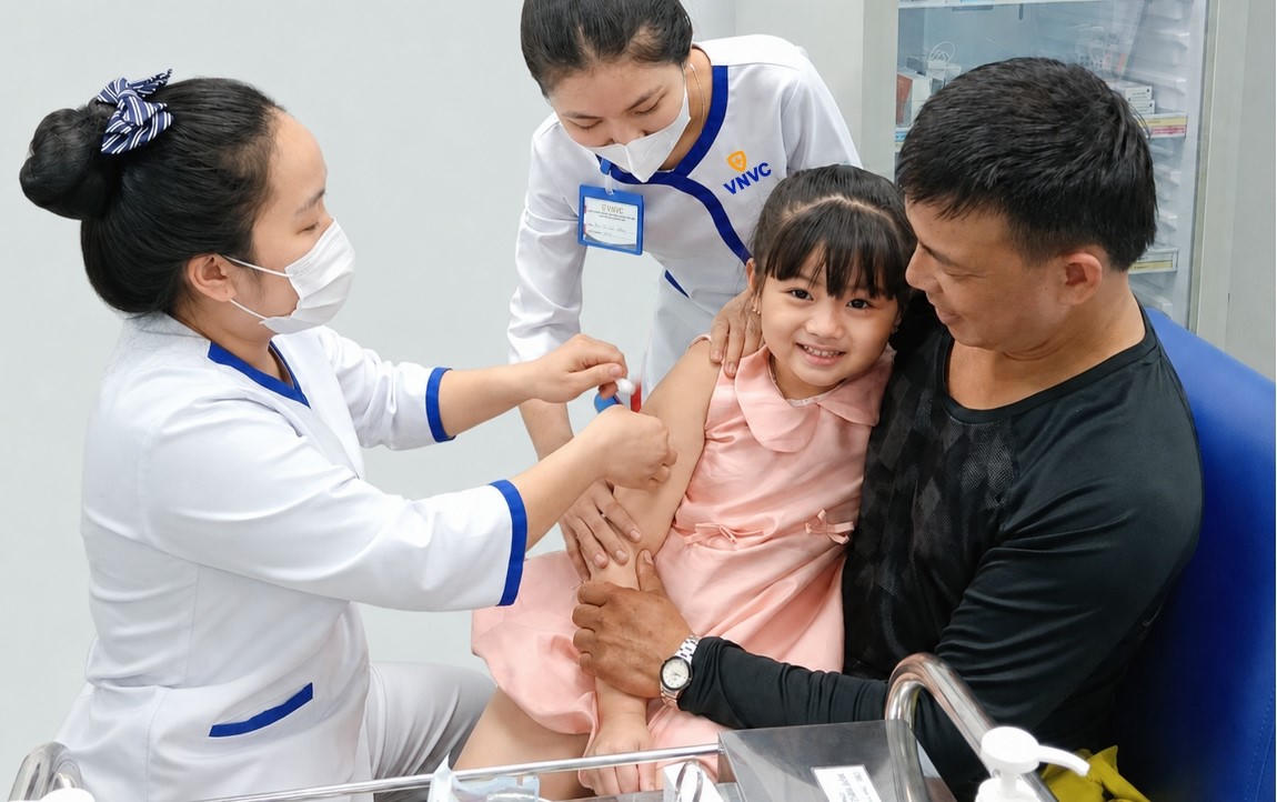 Tiêm vaccine đầy đủ và đúng lịch vẫn là biện pháp phòng bệnh hiệu quả nhất. Ảnh: VNVC