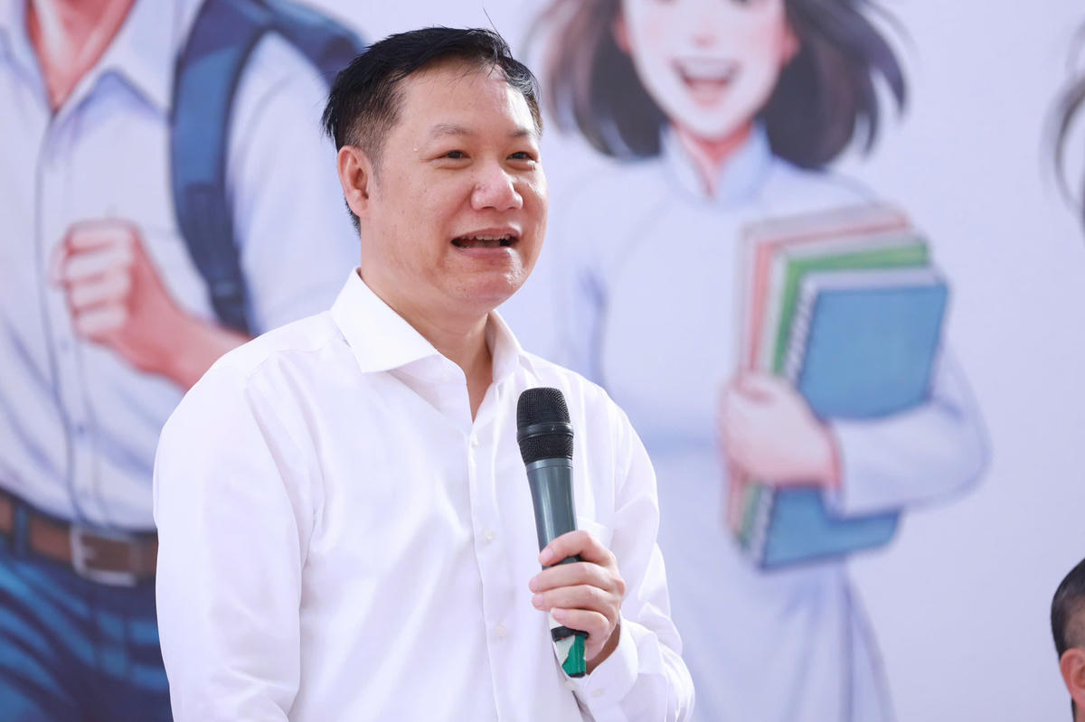 GS.TS Nguyễn Tiến Thảo - Vụ trưởng Vụ Giáo dục Đại học (Bộ GDĐT) trả lời thắc mắc của phụ huynh, học sinh tại ngày hội.