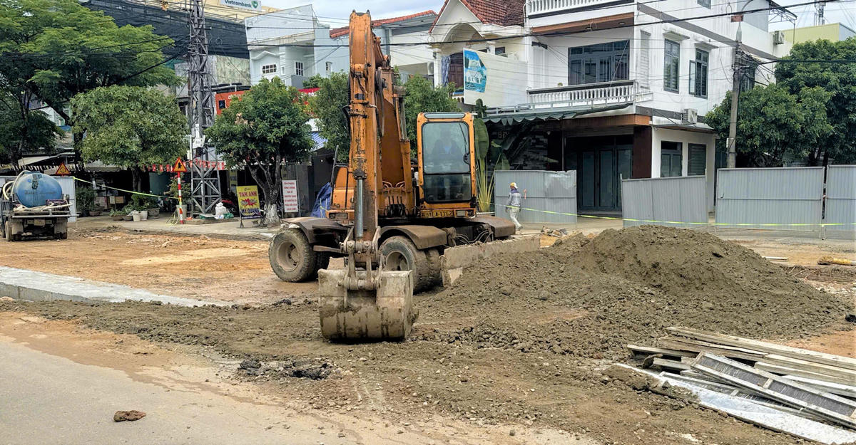 Đơn vị huy động máy móc, công nhân triển khai Dự án Dự Mương ngầm thoát nước trên đường Trưng Nữ Vương. Ảnh: CĐ.