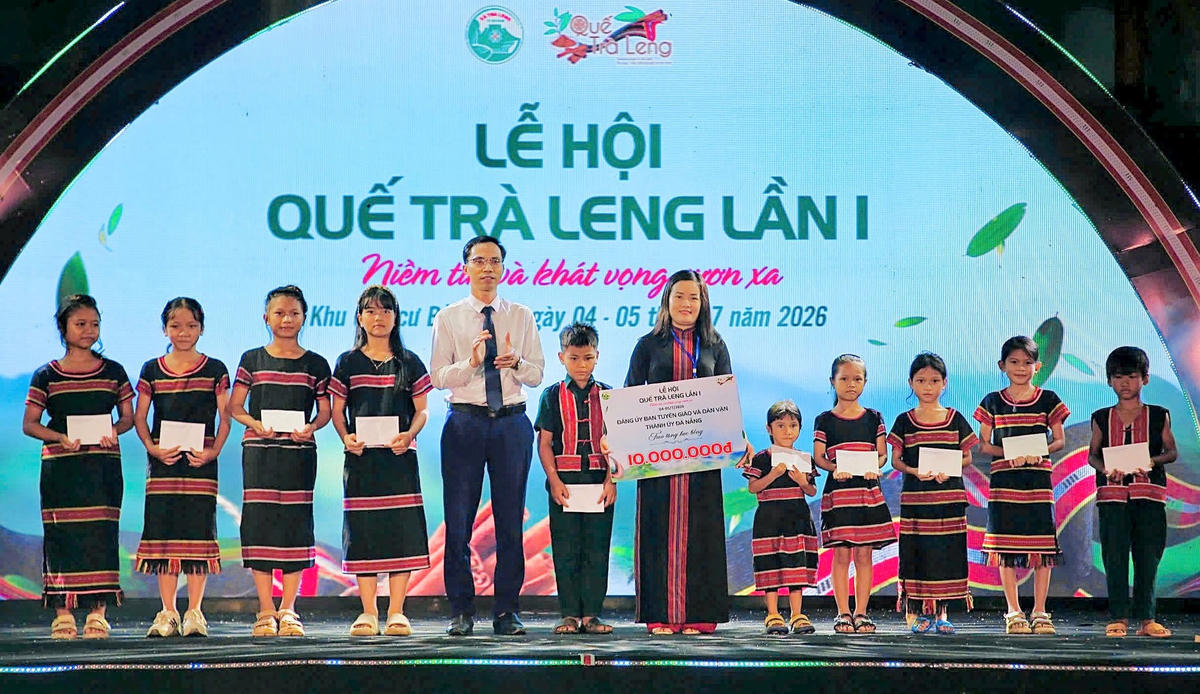 Đại diện lãnh đạo Ban Tuyên giáo và Dân vận Thành ủy Đà Nẵng trao học bổng cho học sinh khó khăn trên địa bàn xã Trà Leng. Ảnh: AN.