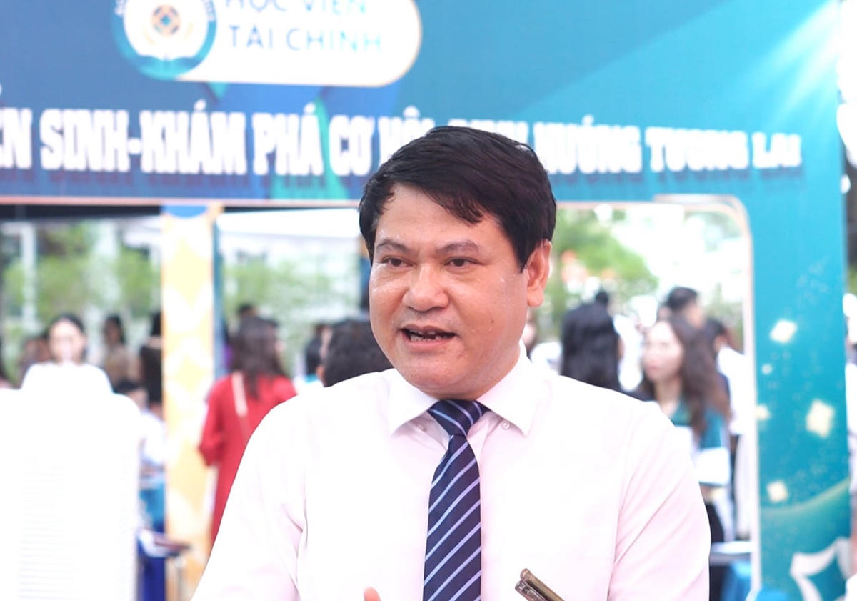 TS Lê Tuấn Hiệp, Phó Giám đốc Học viện Tài chính trao đổi với phóng viên.
