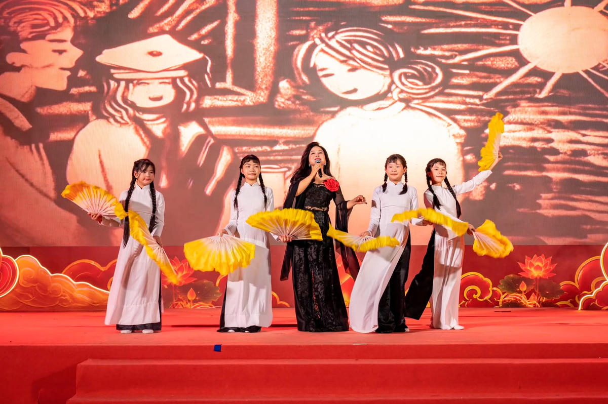 Đà Nẵng: Chương trình tri ân cha mẹ tại Phố đi bộ Bạch Đằng