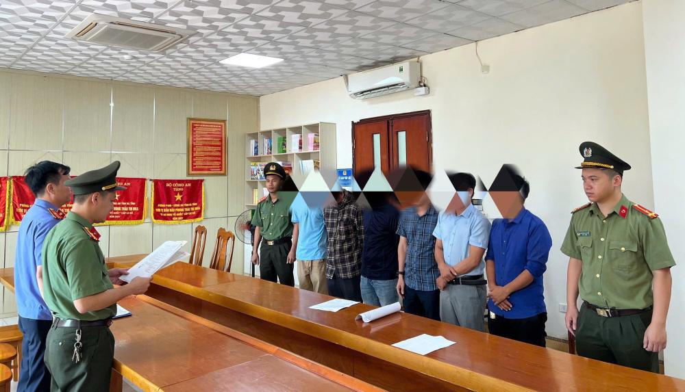 Các bị can tại CQĐT. Ảnh: CAHT.