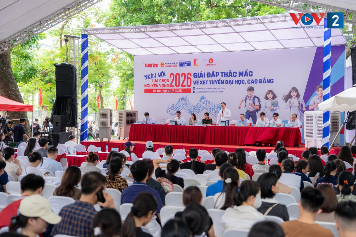 Đông đảo thí sinh, phụ huynh tham gia Ngày hội lựa chọn nguyện vọng xét tuyển ĐH - CĐ 2026 tại ĐH Bách khoa Hà Nội ngày 4/7. Ảnh: P.Lan.