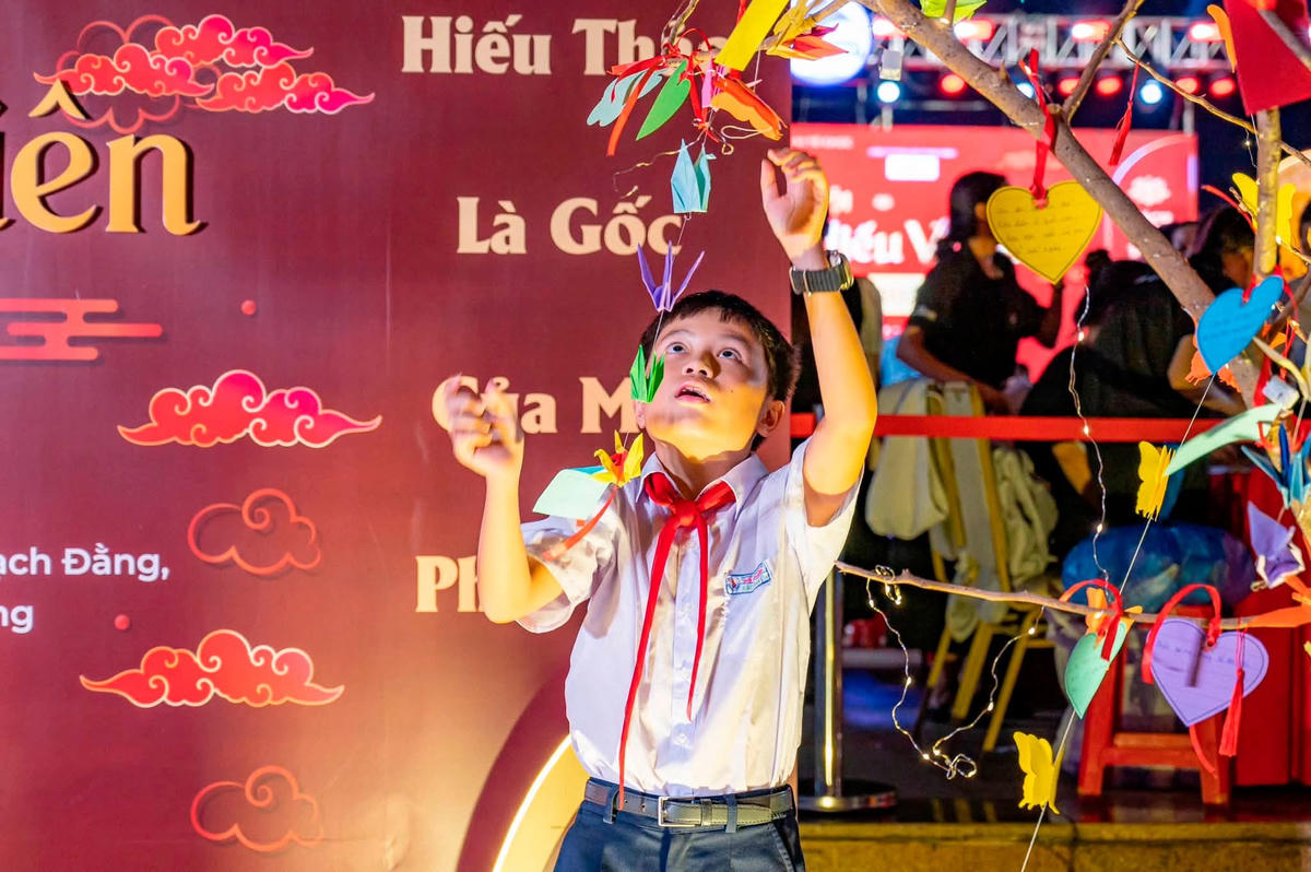 Đà Nẵng: Chương trình tri ân cha mẹ tại Phố đi bộ Bạch Đằng