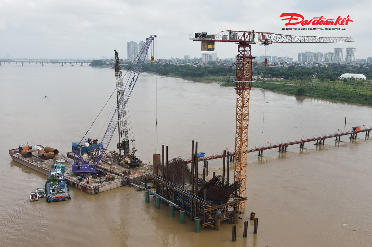 Thông tin về tiến độ, lãnh đạo Tập đoàn Sun Group cho biết, đến nay dự án cơ bản bám sát kế hoạch đã đề ra. Đối với cầu chính, nhà thầu đã hoàn thành 100% cọc khoan nhồi với 128/128 cọc, đồng thời hoàn thành 6/7 bệ trụ. Đây là những hạng mục nền móng quan trọng, tạo điều kiện để đẩy nhanh thi công phần thân trụ và kết cấu phía trên.