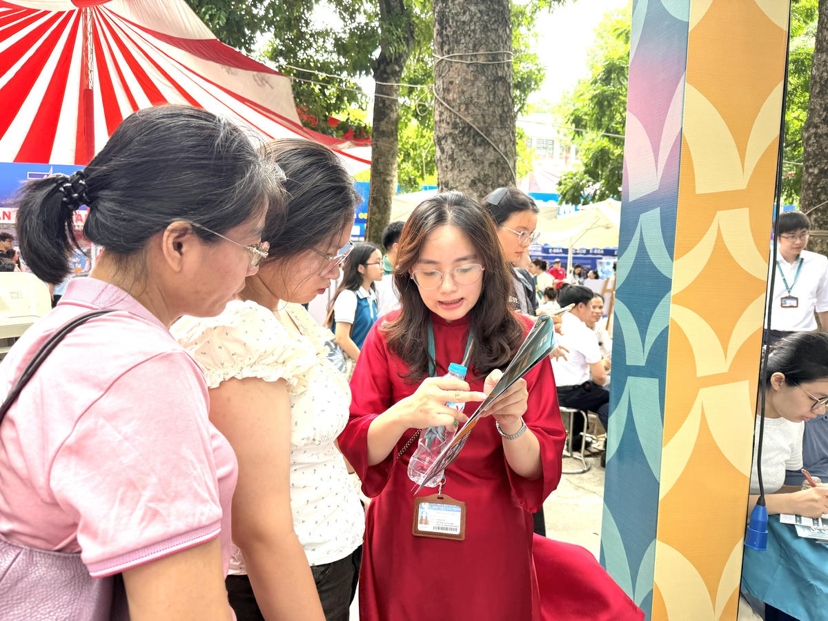 Thí sinh và phụ huynh tìm hiểu thông thông tin tuyển sinh.
