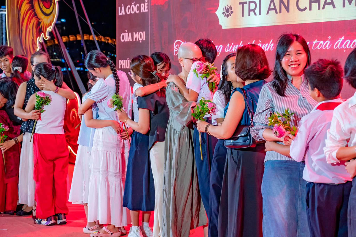 Đà Nẵng: Chương trình tri ân cha mẹ tại Phố đi bộ Bạch Đằng