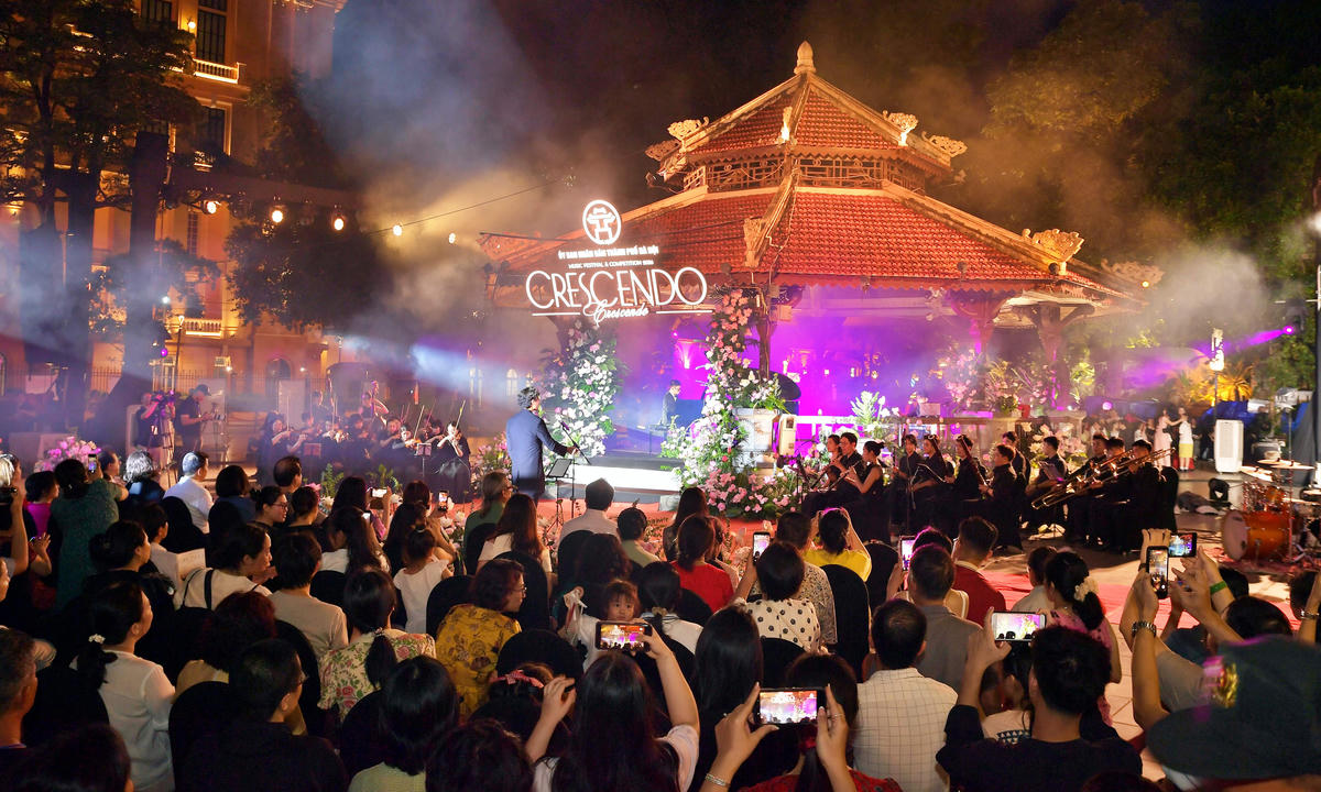 Đêm hòa nhạc ngoài trời “Crescendo - Giao hưởng kết nối” thu hút sự quan tâm của công chúng và du khách.
