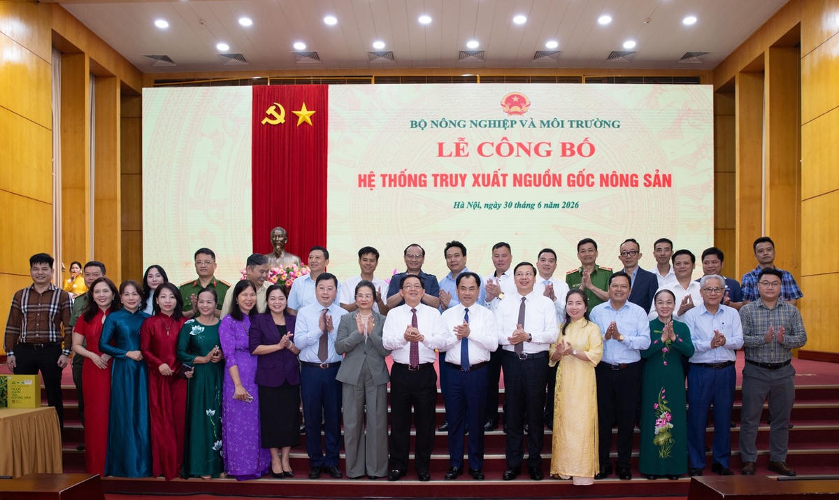 Phó Thủ tướng Chính phủ Hồ Quốc Dũng chụp ảnh lưu niệm với các đại biểu tại buổi công bố Hệ thống truy xuất nguồn gốc nông sản, chính thức đưa hệ thống vào vận hành trên phạm vi toàn quốc.