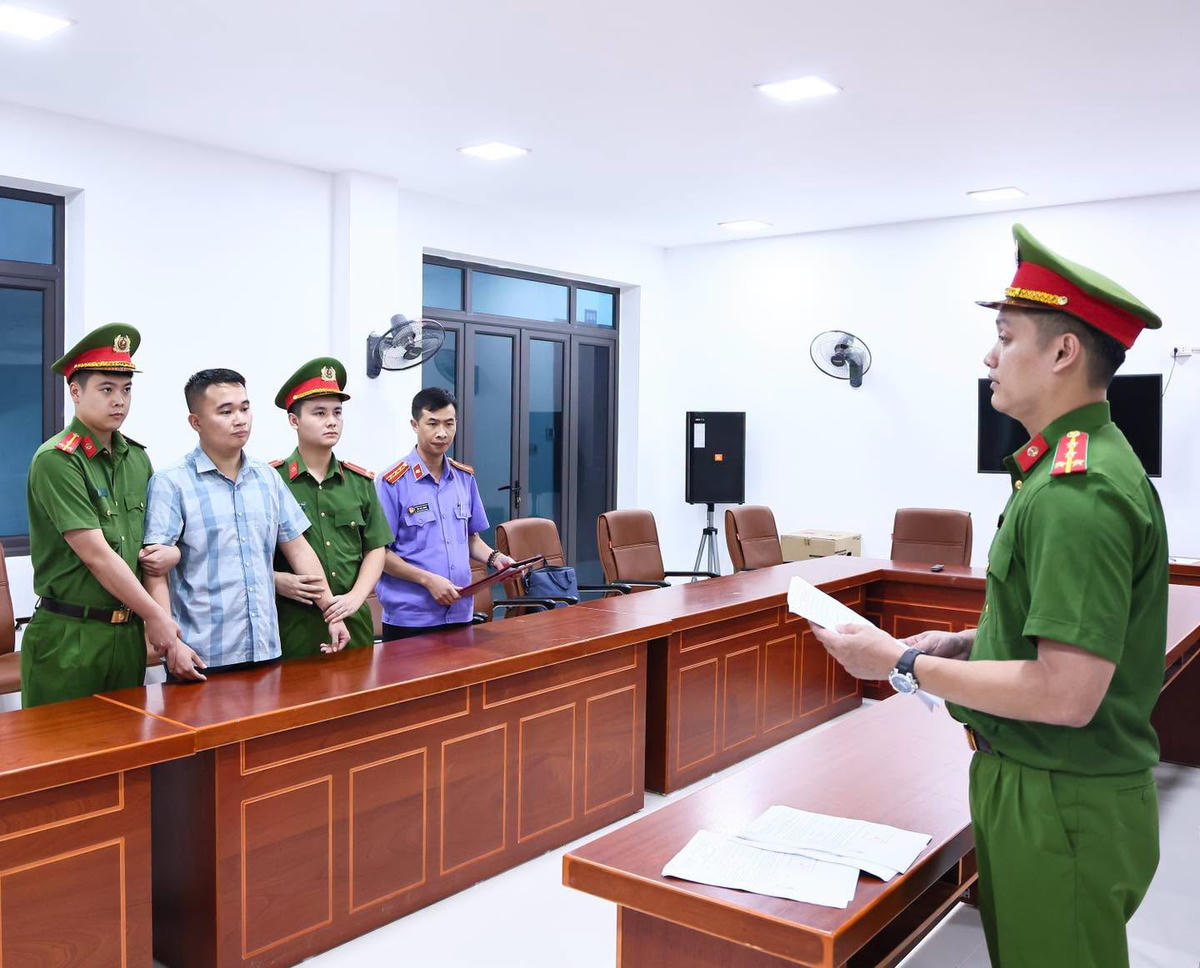Cơ quan điều tra tiến hành Lệnh giữ người khẩn cấp đối với Nguyễn Hà Duy. Ảnh: Công an tỉnh Tuyên Quang.