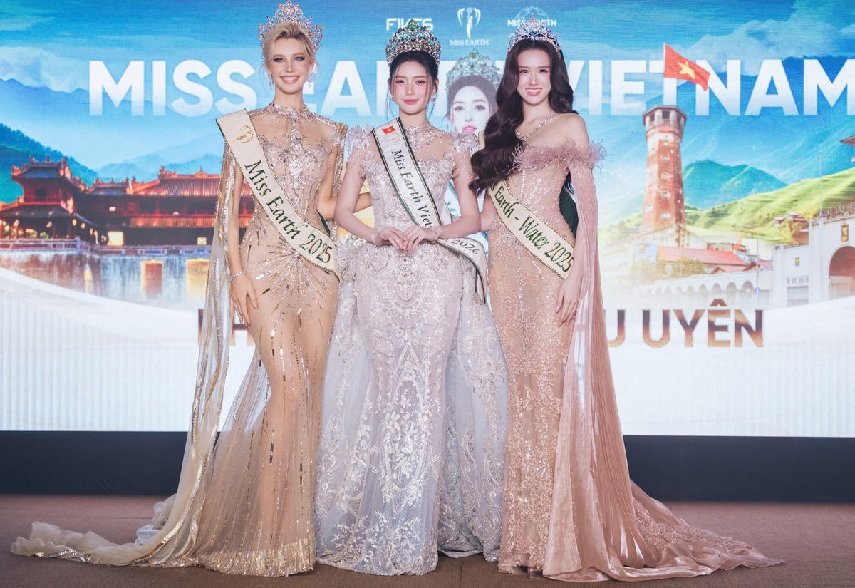 Thu Uyên (giữa) được Trịnh Mỹ Anh trao dải băng (sash) đại diện Việt Nam và nhận vương miện từ đương kim Hoa hậu Trái đất Natálie Puškinová. Ảnh: BTC.