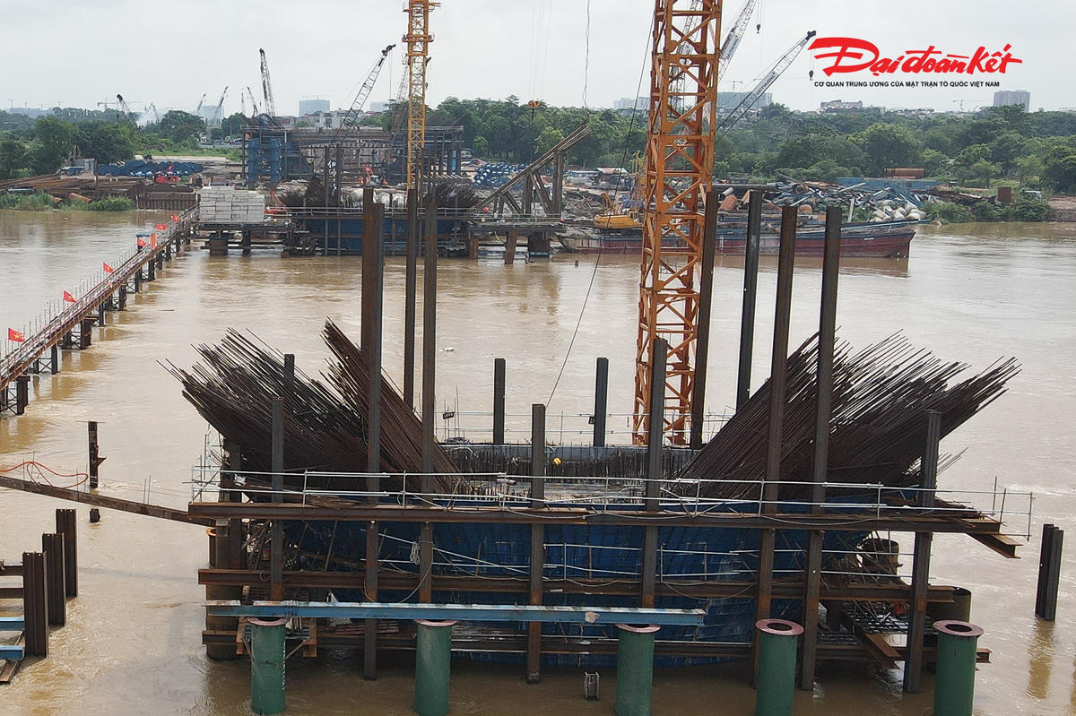 Đến nay, khối lượng kết cấu thép nhập về công trường đạt 19.415/26.275 tấn, tương đương khoảng 73% kế hoạch. Hai nhịp dầm vòm đầu tiên đang được gia công, đạt lần lượt 37% và 41% khối lượng. Theo kế hoạch, việc lắp đặt dầm vòm sẽ bắt đầu từ cuối năm 2026 sau khi hoàn thành hệ đà giáo và các công trình phụ trợ.