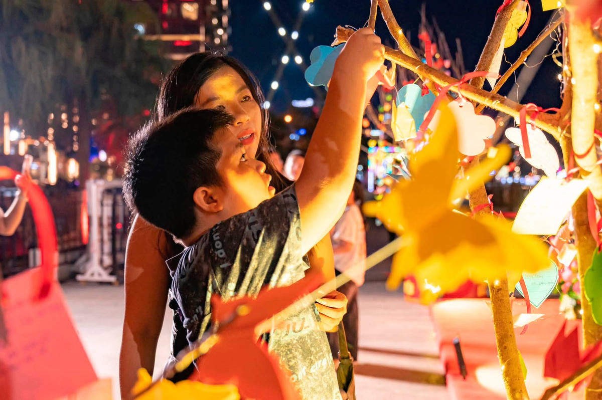 Đà Nẵng: Chương trình tri ân cha mẹ tại Phố đi bộ Bạch Đằng