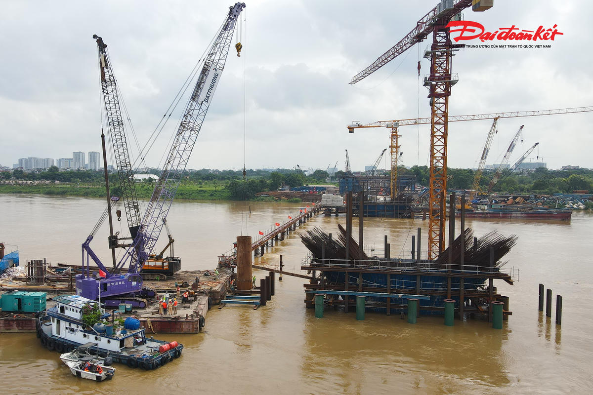 Nhiều trụ cầu giữa sông Hồng đã dần hiện rõ hình hài.