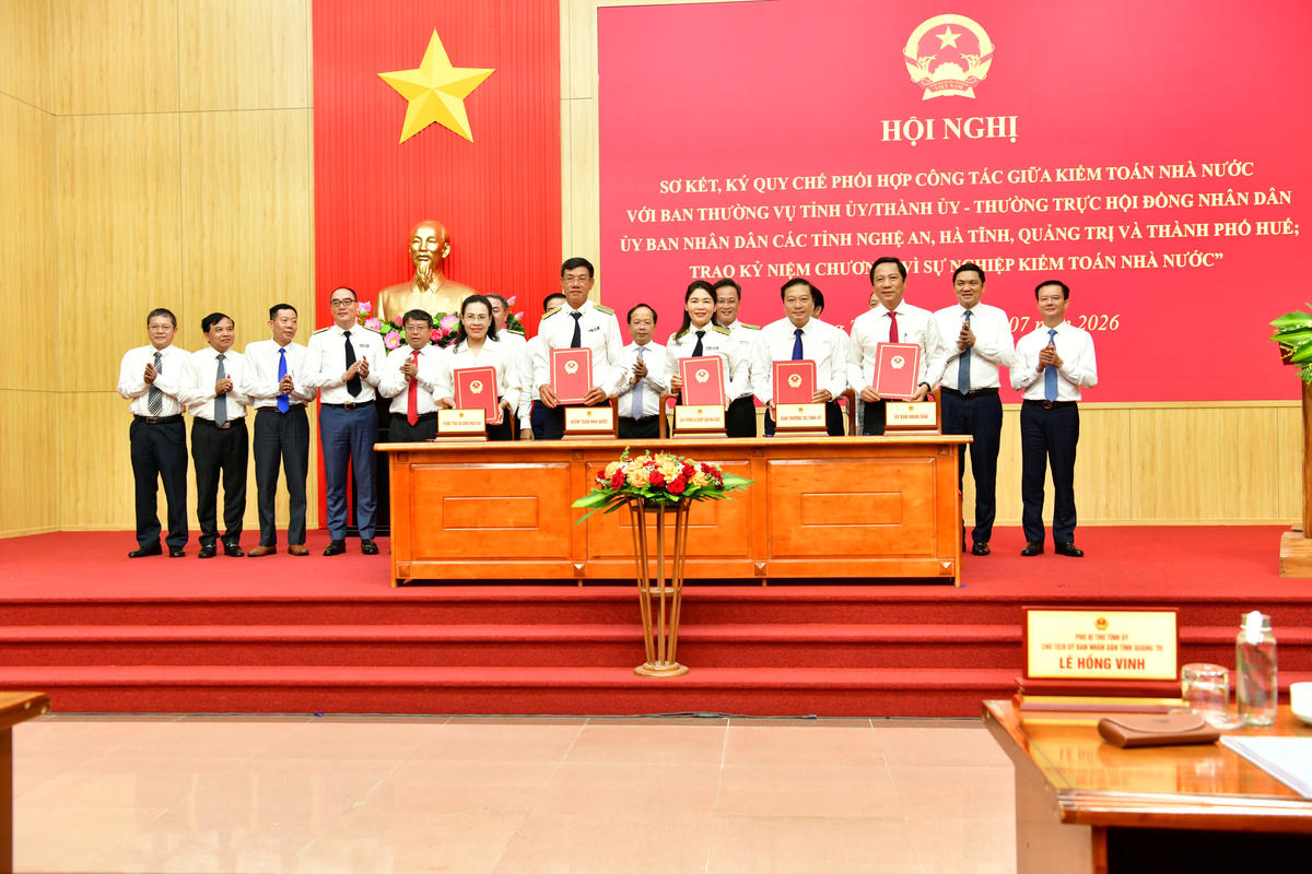 Đại biểu của các cơ quan tại lễ ký
