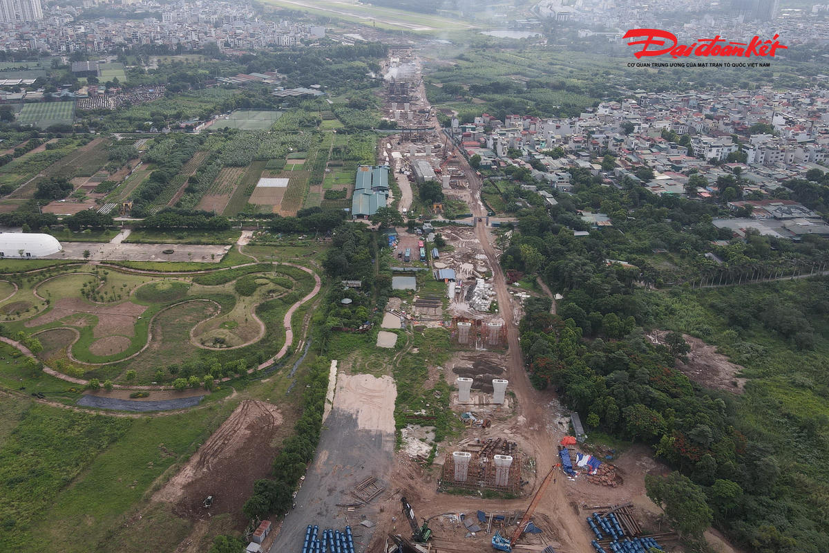Ở hai đầu cầu, tiến độ thi công cũng đang được đẩy nhanh. Nhiều hạng mục phần dưới đã đạt kết quả tích cực, trong đó nhiều bệ trụ và thân trụ đã cơ bản hoàn thành, tạo tiền đề để chuyển sang các hạng mục kết cấu phía trên theo kế hoạch.