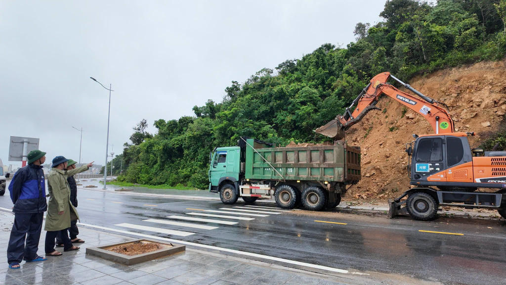 Lãnh đạo UBND đặc khu Cô Tô chỉ đạo khắc phục khu vực sạt lở tại đường ra Khu dịch vụ Hậu cần nghề cá Bắc Vịnh Bắc Bộ.