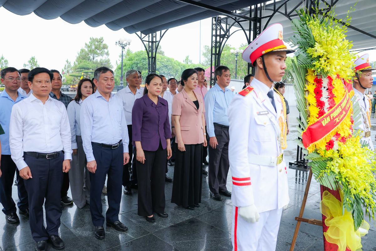Đoàn công tác dâng hương tưởng niệm các anh hùng liệt sĩ đã ngã xuống vì độc lập dân tộc tại Nghĩa trang Liệt sĩ Đường 9. Ảnh: Nguyễn Khánh