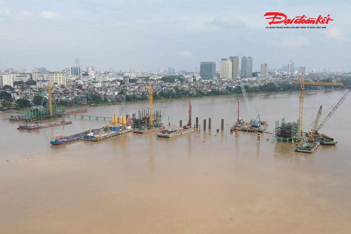 Tại phía Hoàn Kiếm, nhà thầu đã hoàn thành 35/213 cọc khoan nhồi và đang tập kết thêm bốn dây chuyền khoan nhằm tăng tốc thi công. Trong khi đó, phía Long Biên và nút giao Cổ Linh đã hoàn thành 435/520 cọc khoan nhồi, thi công xong 20/30 bệ trụ và 14/30 thân trụ.