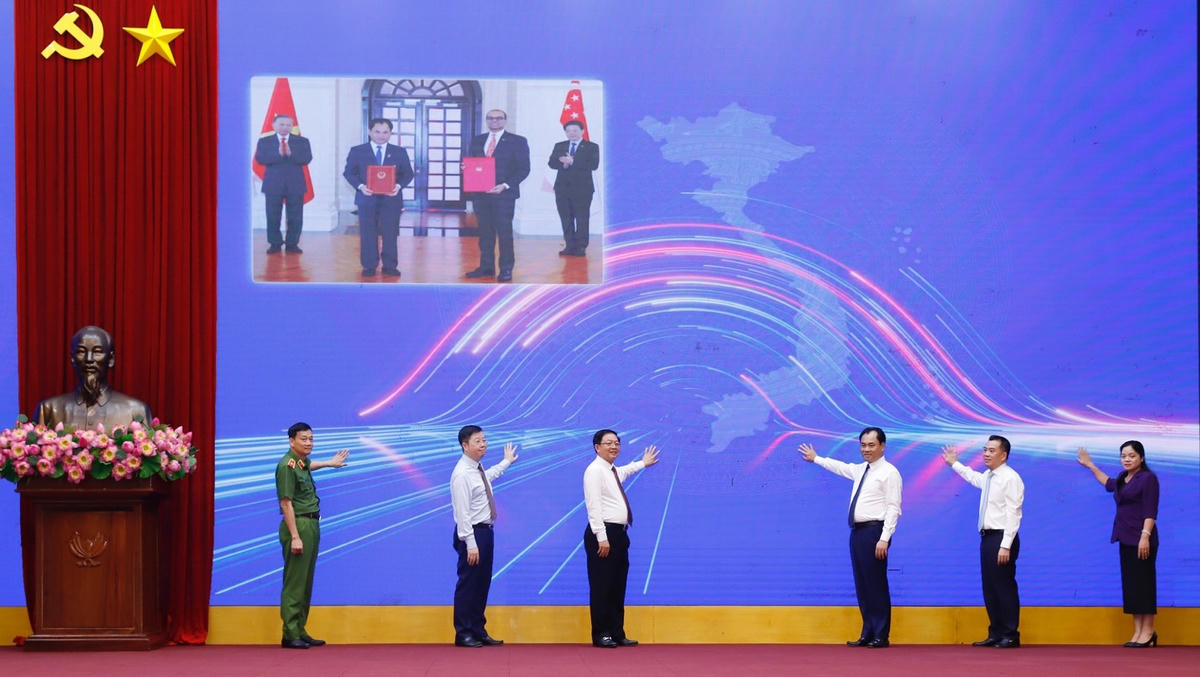 Các đại biểu đã thực hiện nghi thức bấm nút chính thức vận hành Hệ thống truy xuất nguồn gốc nông sản, đánh dấu việc đưa hệ thống vào hoạt động trên phạm vi toàn quốc. Ảnh: Khương Trung.