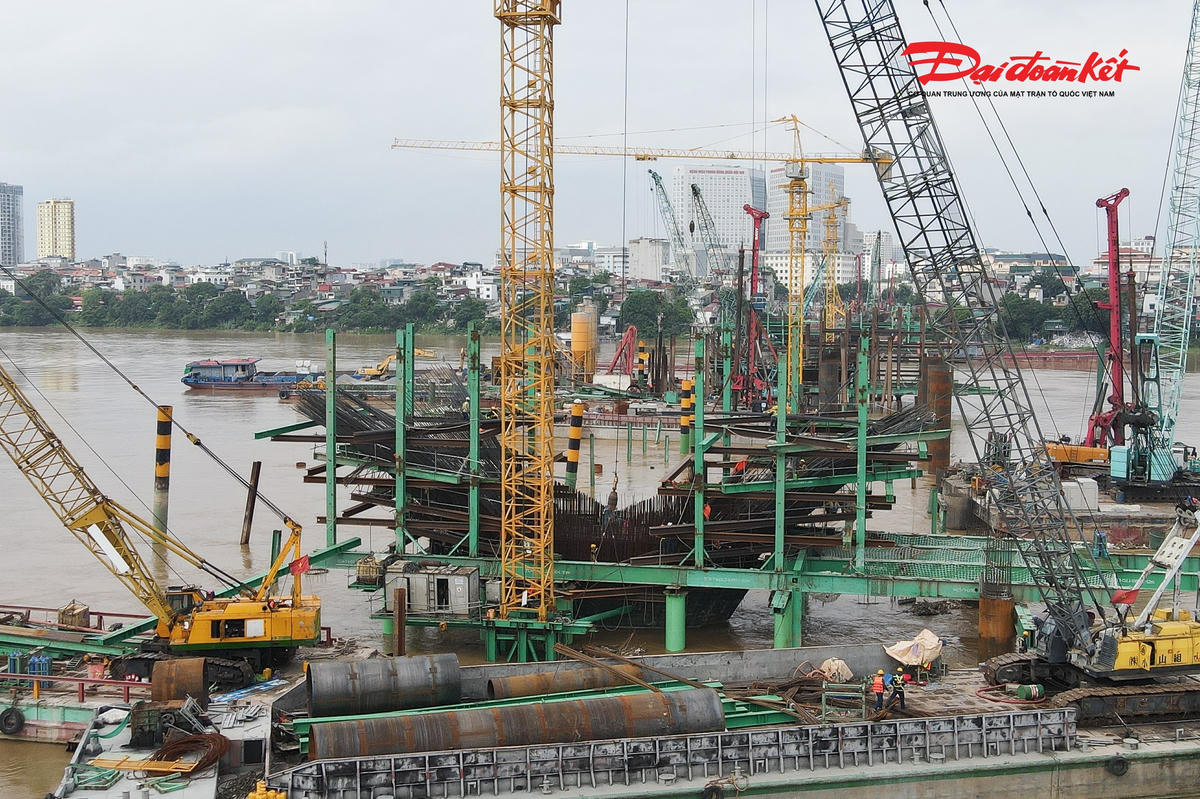 Cầu chính vượt sông Hồng dài 870 m gồm 6 nhịp, mặt cắt ngang 43 m, bảo đảm 6 làn xe cơ giới, 2 làn xe đạp và 2 làn đi bộ. Hai đầu cầu có đường dẫn dài 1,42 km, mặt cắt ngang 25,5-30 m.