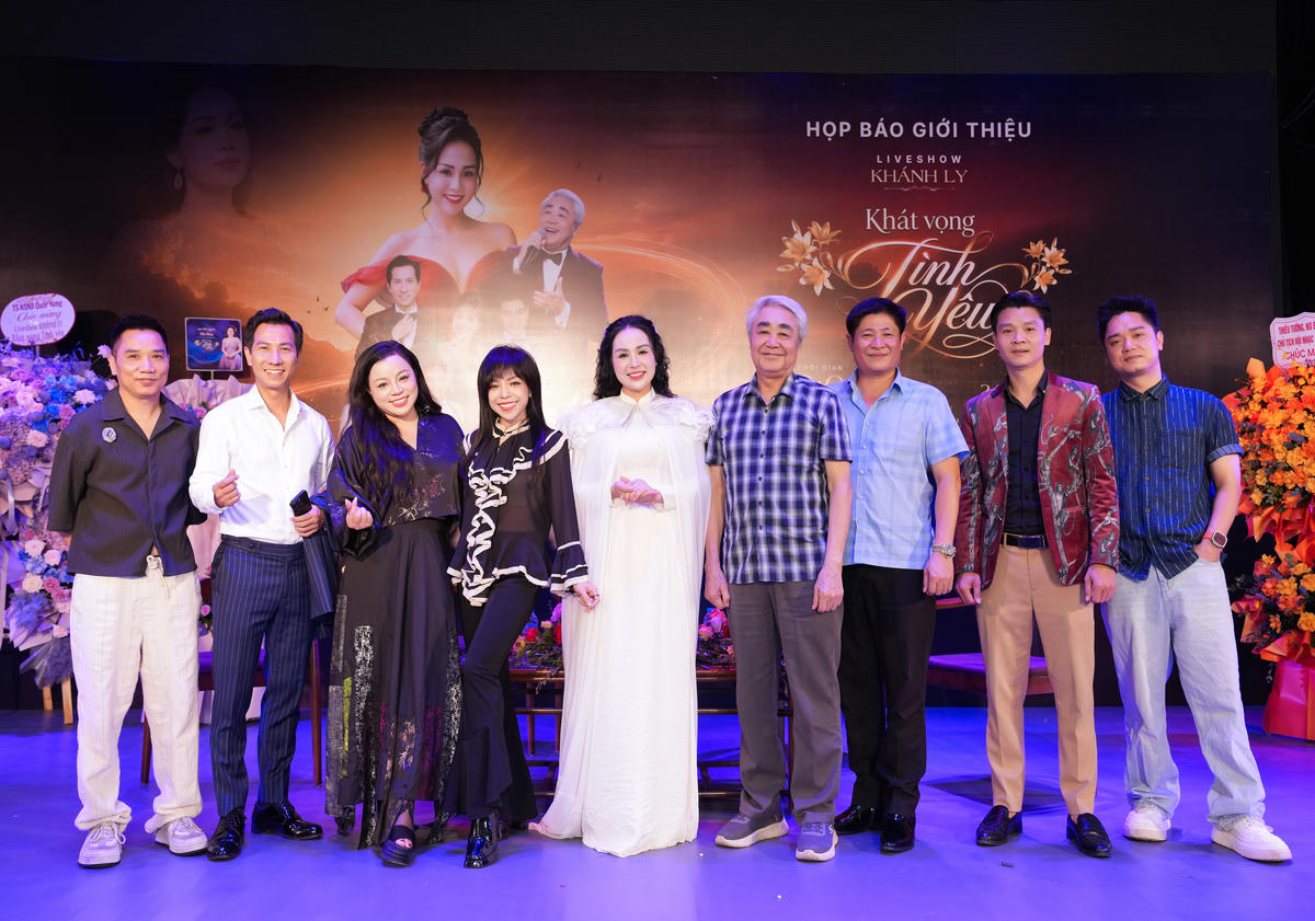Nghệ sĩ Khánh Ly và ê kíp thực hiện.