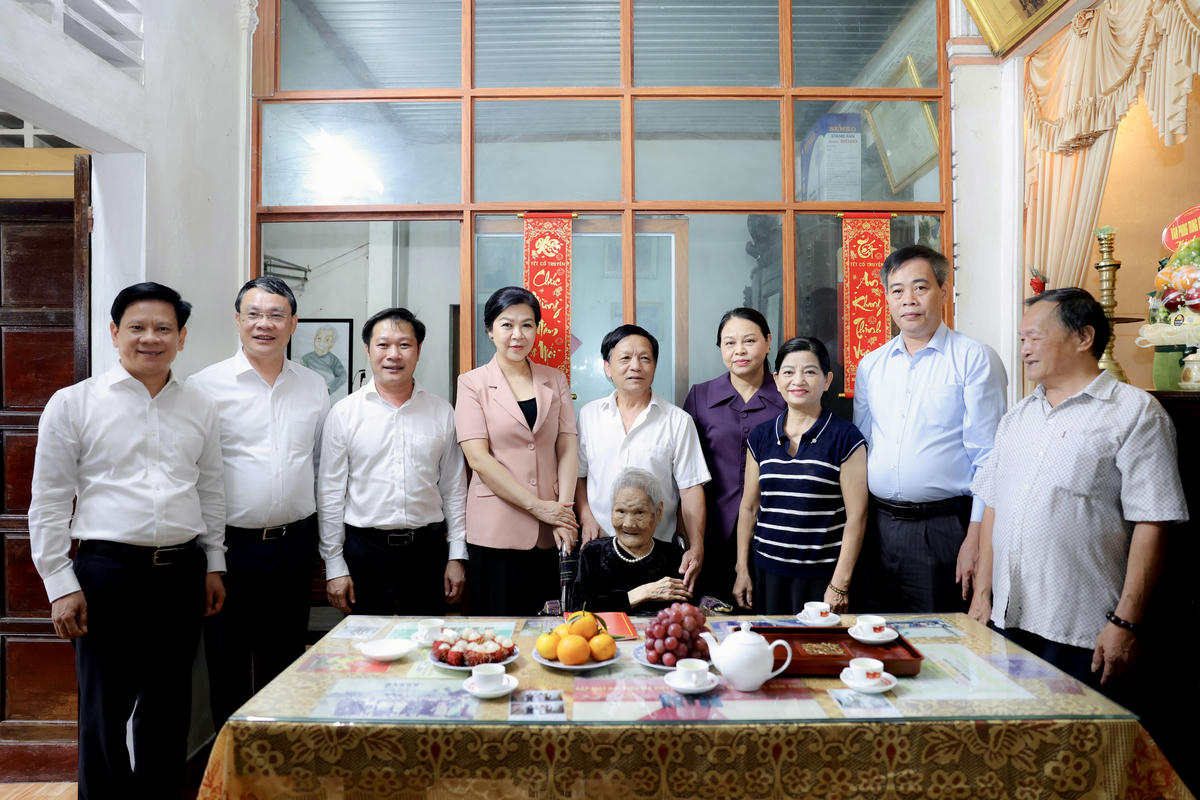 Đoàn công tác đến thăm Mẹ Việt Nam anh hùng Nguyễn Thị Phước tại phường Quảng Trị. Ảnh: Nguyễn Khánh