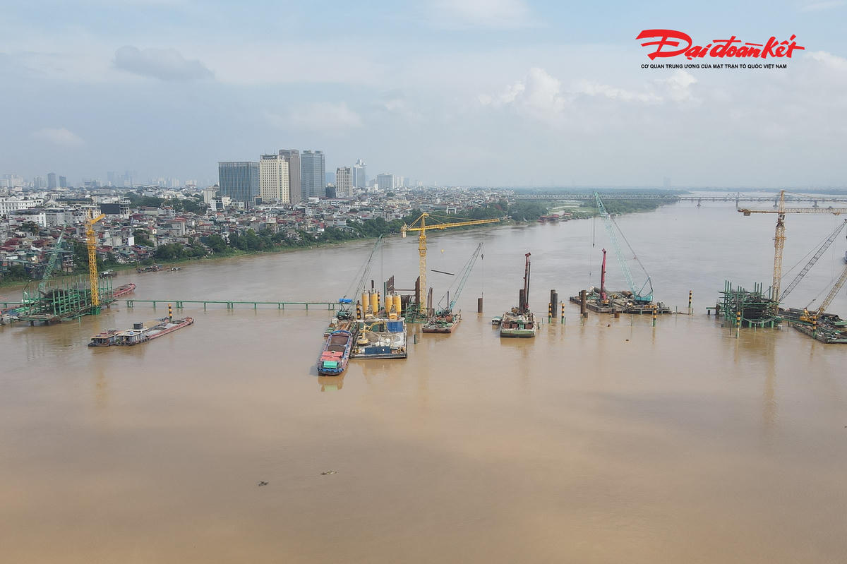 Không chỉ tập trung thi công phần dưới, công tác chuẩn bị cho giai đoạn lắp dựng cầu cũng được nhà thầu triển khai song song.
