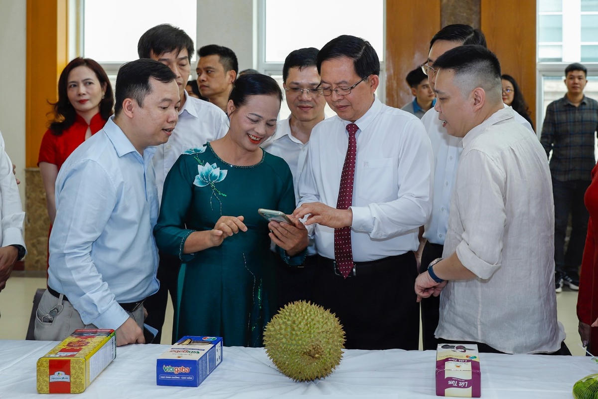 Phó Thủ tướng Hồ Quốc Dũng trải nghiệm Hệ thống truy xuất nguồn gốc nông, lâm, thủy sản bên lề sự kiện. Ảnh: Khương Trung