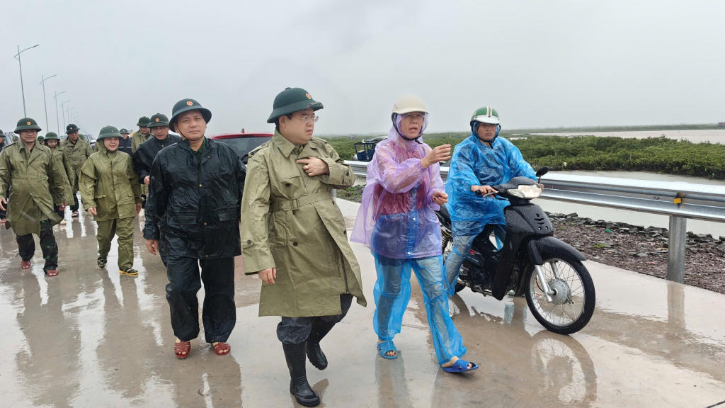 Bí thư Tỉnh ủy Quảng Ninh Quản Minh Cường trò chuyện, hỏi thăm tình hình, động viên người dân bị thiệt hại do bão tại khu vực cảng Vạn Ninh. Ảnh: QMG