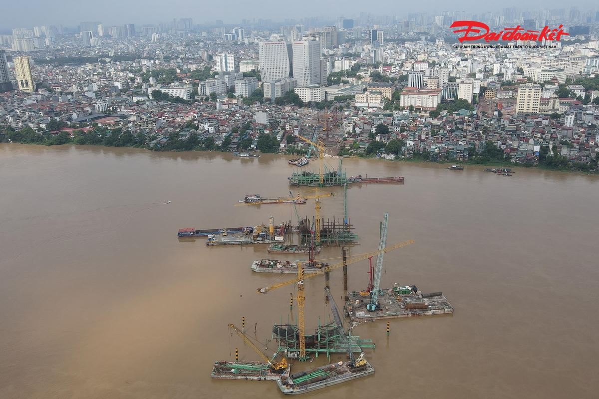 Sau hơn một năm triển khai, ba dự án cầu vượt sông Hồng đã bước sang giai đoạn thi công kết cấu với nhiều hạng mục được triển khai đồng thời.