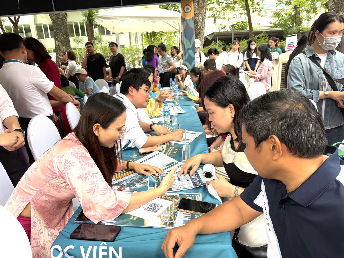 Phụ huynh tìm hiểu thông tin tuyển sinh của học viện.