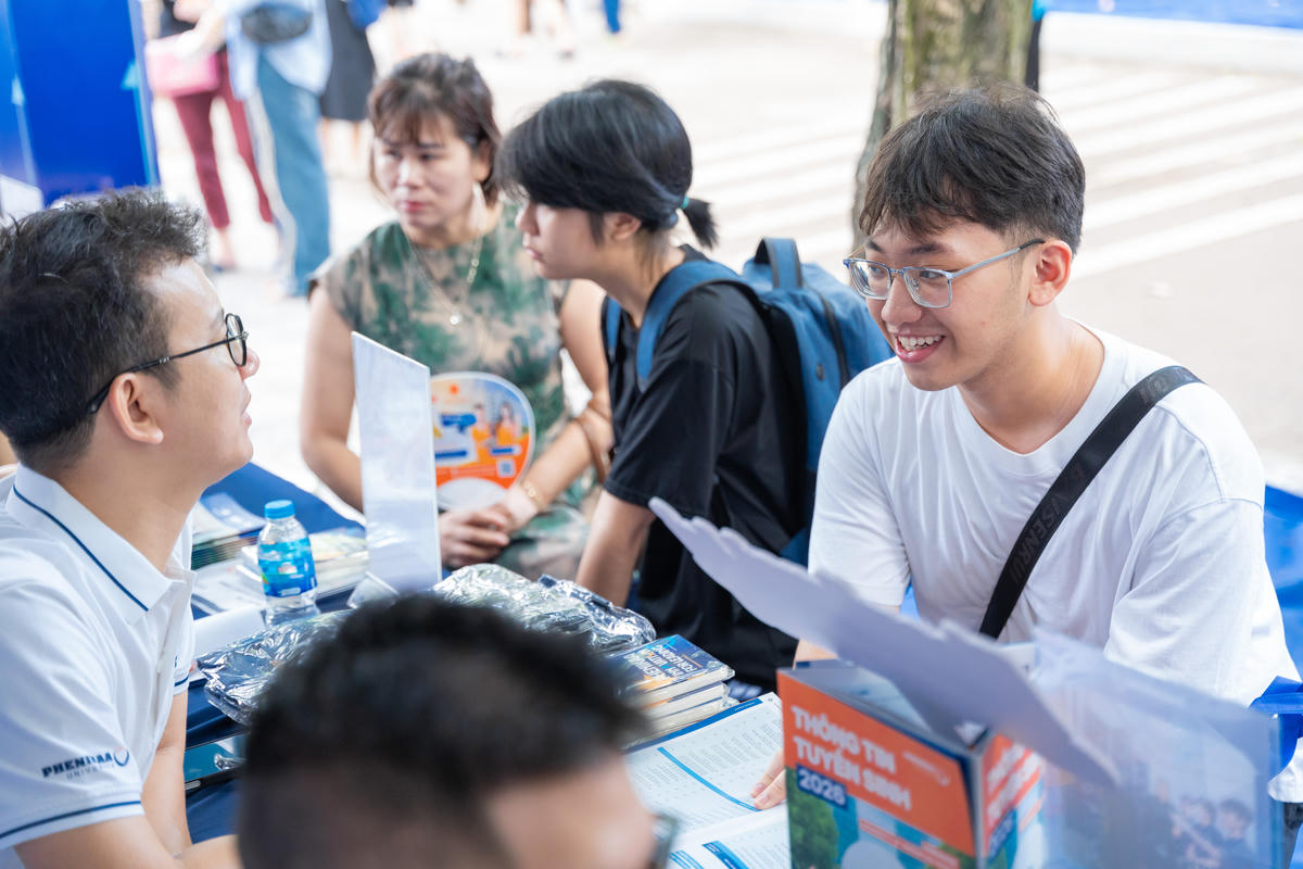 Thí sinh tìm hiểu thông tin tuyển sinh của trường đại học.