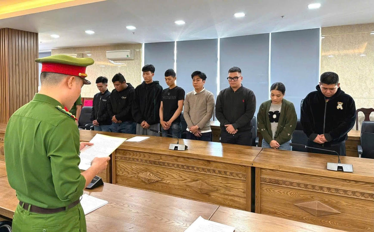 Công an TP Đà Nẵng đọc quyết định khởi tố các đối tượng liên quan đường dây rửa tiền. Ảnh: CA Đà Nẵng.