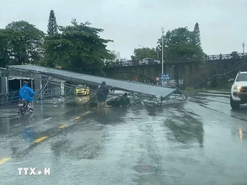 Ảnh hưởng của bão số 1, nhà dân ở nhiều nơi trong tỉnh Quảng Ninh bị tốc mái, gãy đổ cây. (Ảnh: TTXVN phát).