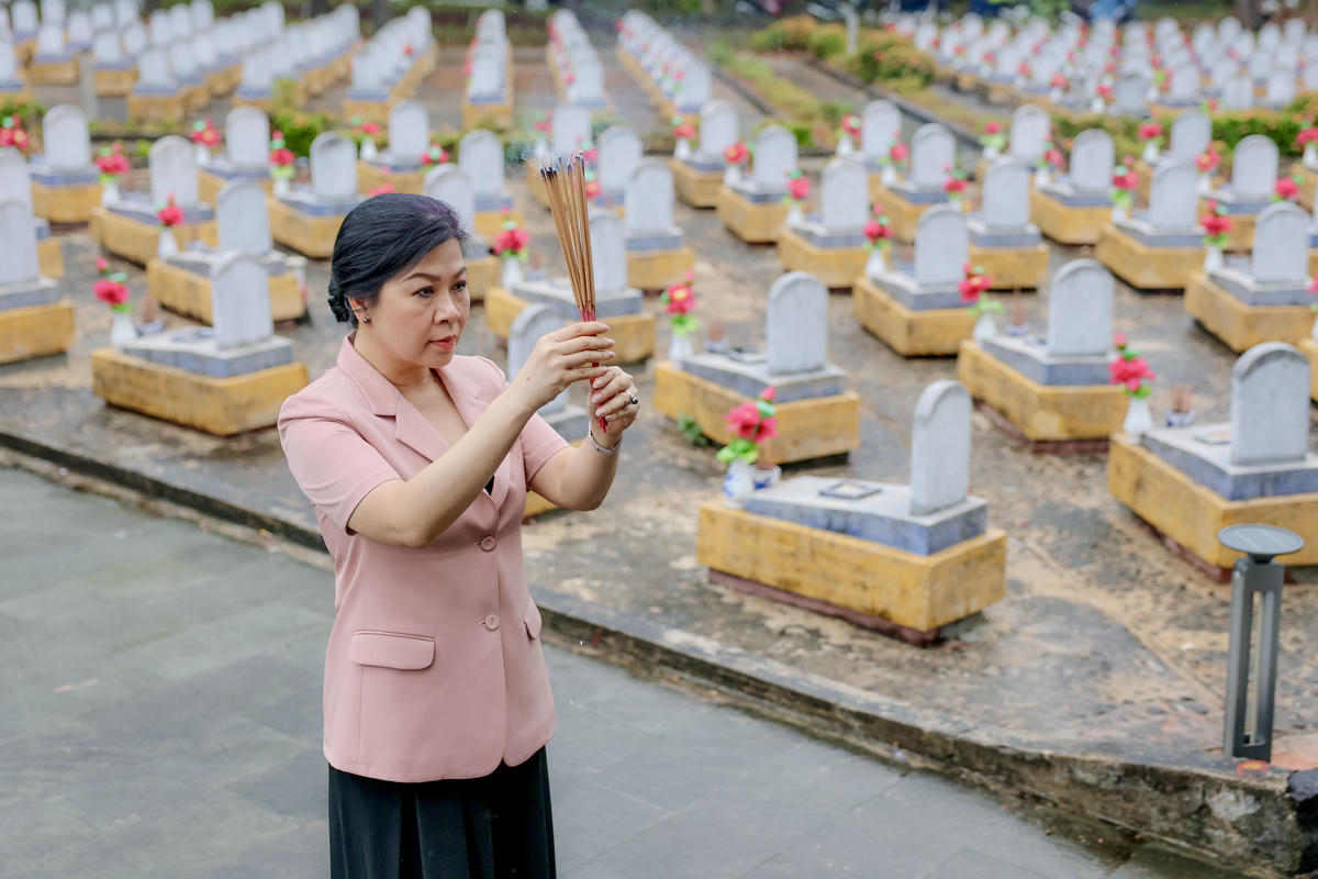 Phu nhân Tổng Bí thư, Chủ tịch nước Tô Lâm, bà Ngô Phương Ly dâng hương tưởng niệm các anh hùng liệt sĩ đã ngã xuống vì độc lập dân tộc tại Nghĩa trang Liệt sĩ Đường 9. Ảnh: Nguyễn Khánh