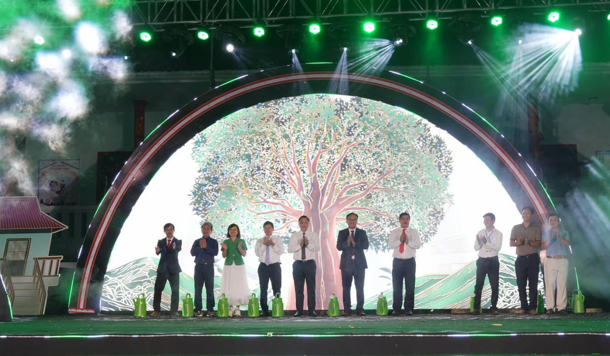 Chương trình nghệ thuật kể câu chuyện về con người, văn hóa và sức sống mãnh liệt của Trà Leng, tái hiện hành trình lịch sử, quá trình phát triển của vùng đất Trà Leng gắn với cây quế. Ảnh: Alăng Ngước.