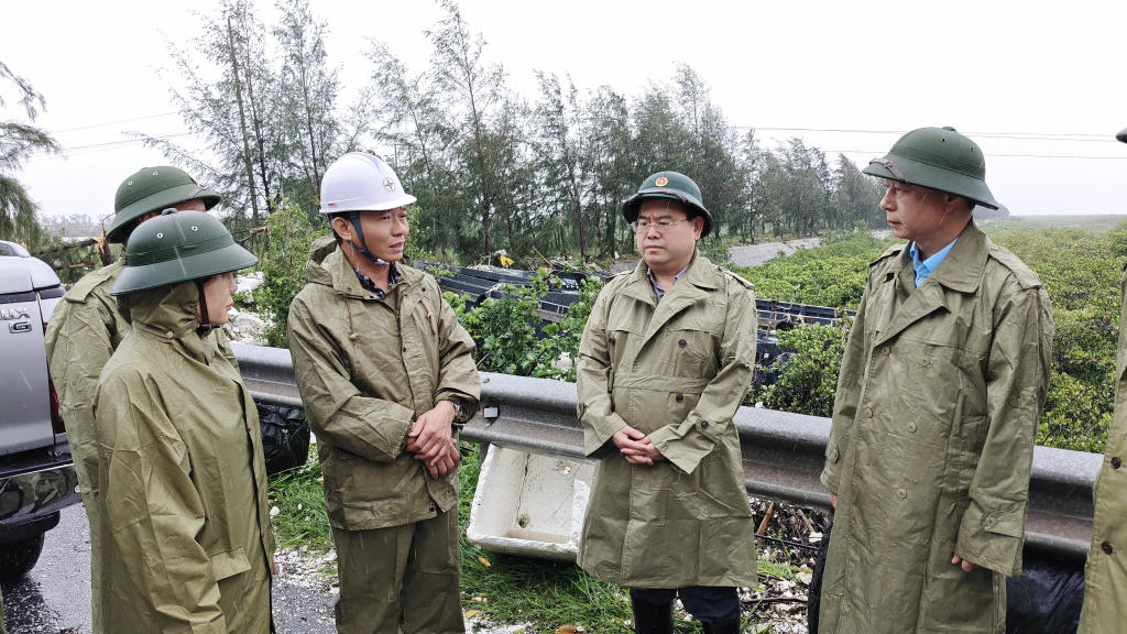 Bí thư Tỉnh ủy Quảng Ninh Quản Minh Cường kiểm tra tình hình và chỉ đạo khắc phục thiệt hại hệ thống điện trên địa bàn phường Móng Cái 1. Ảnh: QMG