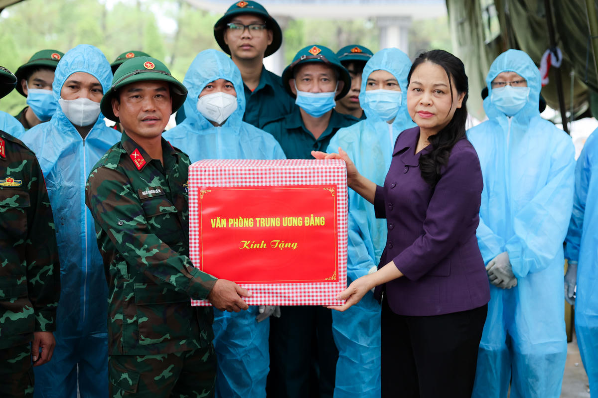Đoàn công tác tặng quà Đội quy tập hài cốt liệt sĩ 584 thuộc Bộ Chỉ huy Quân sự tỉnh Quảng Trị. Ảnh: Nguyễn Khánh