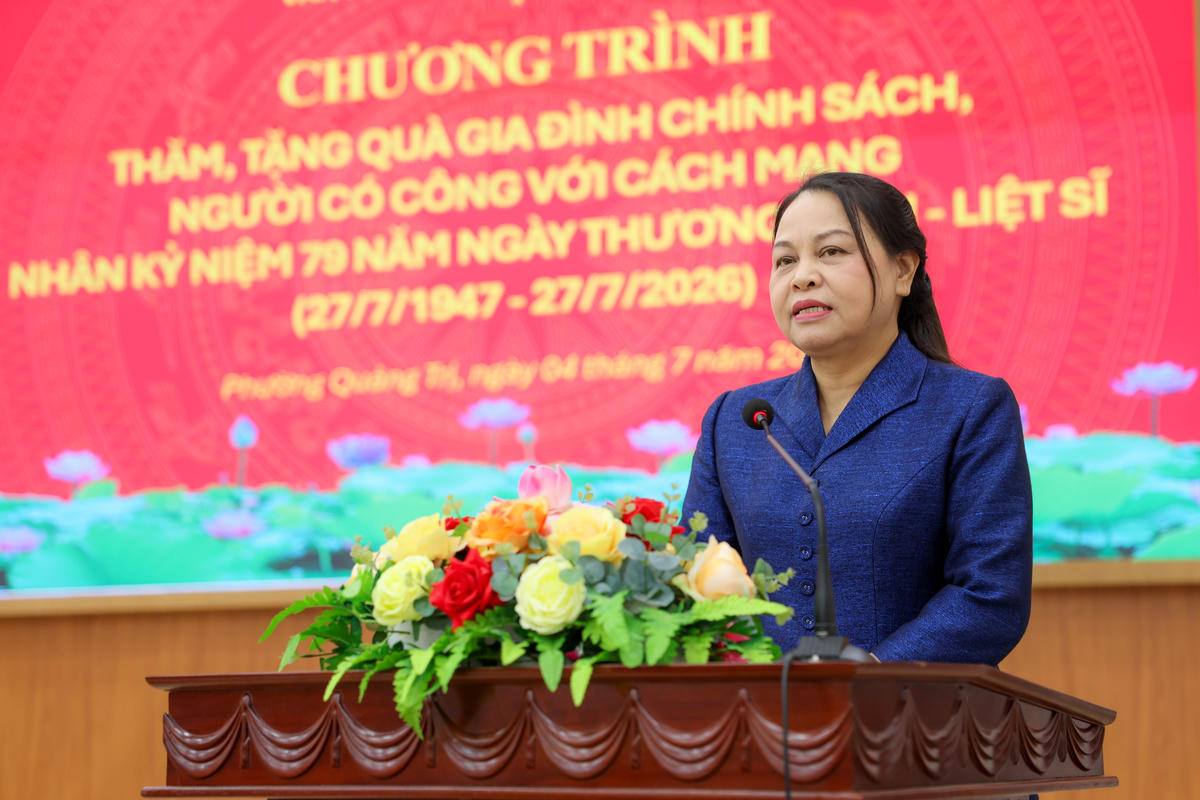 Bà Nguyễn Thị Thu Hà, Phó Chánh Văn phòng thường trực Văn phòng Trung ương Đảng bày tỏ lòng biết ơn sâu sắc đối với các anh hùng liệt sĩ, thương binh, gia đình chính sách và nhân dân Quảng Trị. Ảnh: Nguyễn Khánh